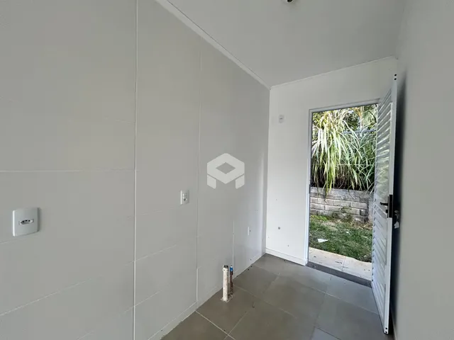 Vista de um corredor interno com acesso a uma área externa.
