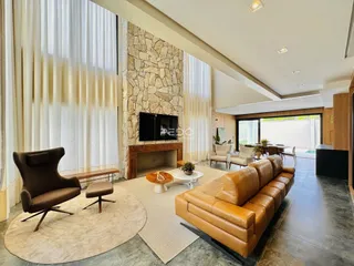 Sala de estar com sofá de couro e lareira em ambiente moderno.