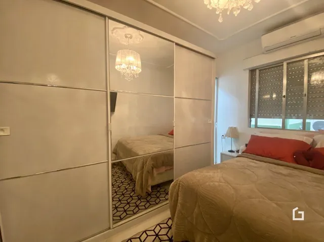 Quarto com cama e espelho em um imóvel no Brasil.