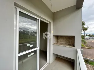 Vista da fachada de uma residência com porta de vidro e varanda.