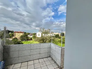 Foto de uma varanda com piso de cerâmica e vista para a paisagem.