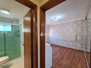 Hall de entrada com portas de madeira em um imóvel no Brasil.