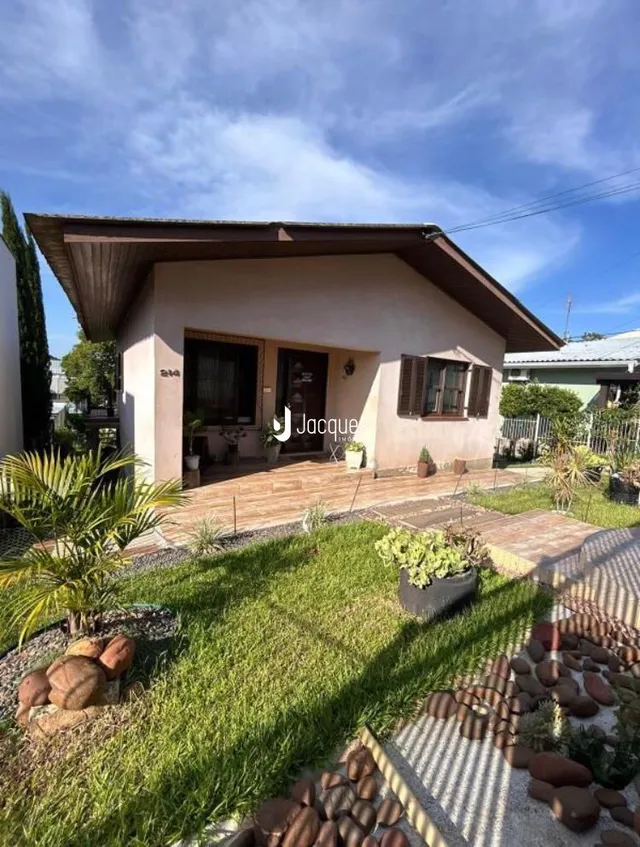 Fachada de uma residência em Lajeado, Brasil, com jardim frontal.