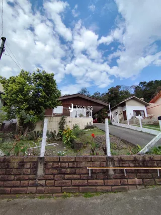Fachada de uma residência em Lajeado, Brasil, com muro e vegetação.