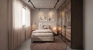 Quarto com cama e grandes janelas em um ambiente moderno.