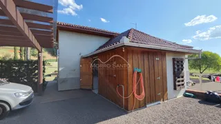 Fachada de uma casa com revestimento de madeira e telhado de telhas em Lajeado.