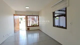 Ambiente interno com piso de cerâmica e paredes brancas.