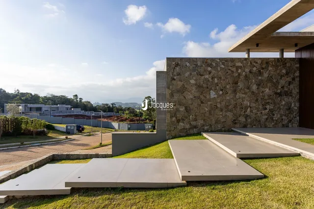 Fachada moderna de uma residência com área externa em Lajeado, Brasil.