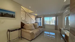 Sala de estar com sofá e vista da janela.