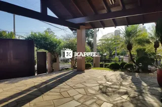 Área externa pavimentada com cobertura em uma propriedade em Lajeado, Brasil.