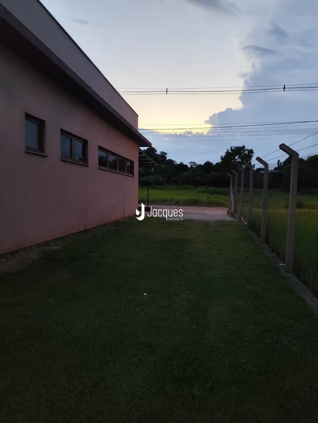 Fachada de uma residência com gramado em Lajeado, Brasil.
