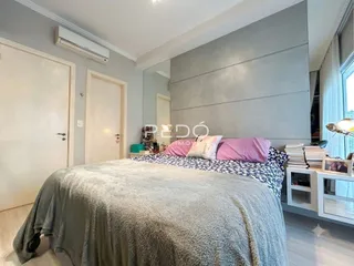 Quarto com cama e ar condicionado instalado.