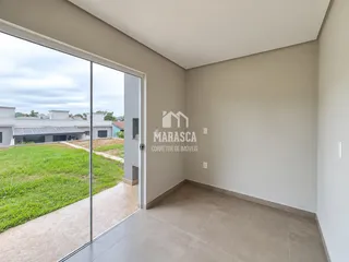 Ambiente interno com porta de vidro que dá acesso ao exterior.