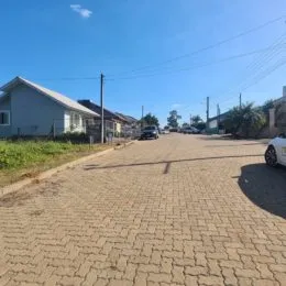 Vista externa de uma rua pavimentada em Lajeado, Brasil.