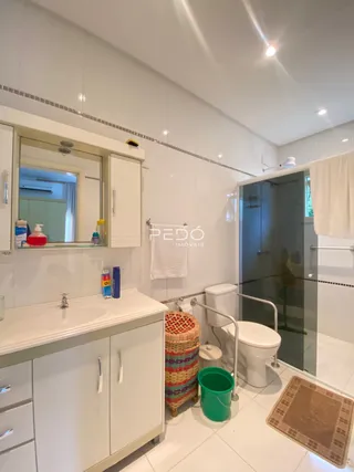 Foto de um banheiro moderno com bancada e box de vidro.