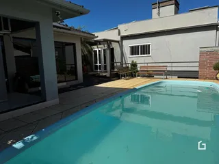 Fachada de uma casa com piscina.