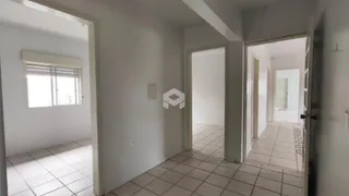 Hall de entrada com piso de cerâmica.