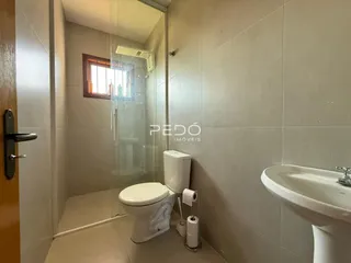 Foto de um banheiro interno com revestimento cerâmico.