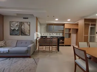 Sala de estar com sofá e área de jantar em um imóvel no Brasil.