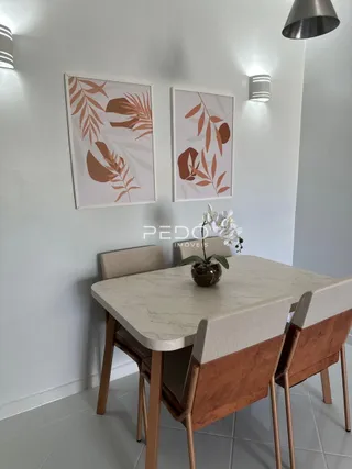 Uma mesa de jantar com cadeiras em um ambiente claro.