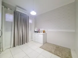 Quarto interno com paredes brancas e piso de cerâmica.