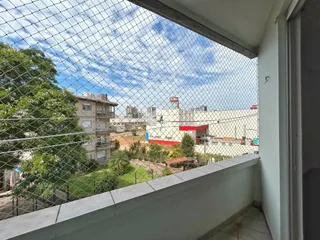 Vista externa de uma propriedade com cerca de tela de arame.