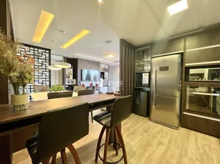 Foto da sala de estar com móveis de madeira e televisão.