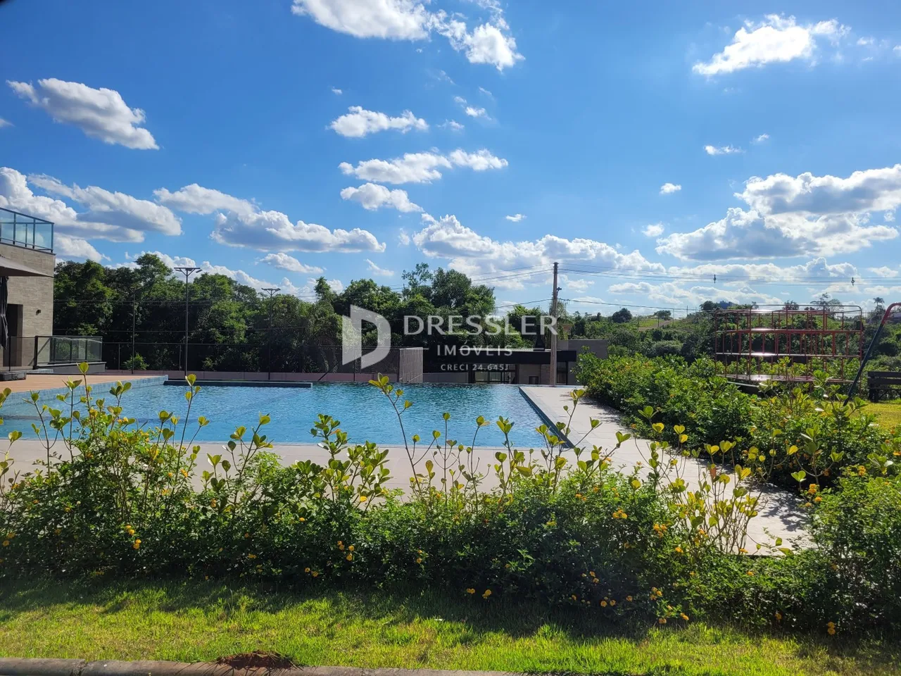 Vista externa de uma propriedade com piscina e jardim em Lajeado.