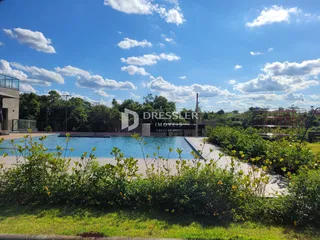 Vista externa de uma propriedade com piscina e jardim em Lajeado.