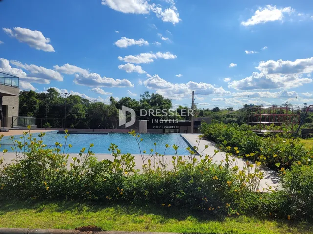 Vista externa de uma propriedade com piscina e jardim em Lajeado.