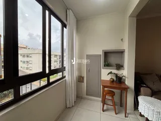 Vista de uma janela de um imóvel em Lajeado, Brasil, mostrando o interior da sala.