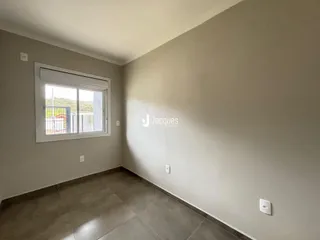 Ambiente interno de uma sala com janela.