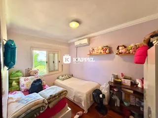Quarto com cama e janela.