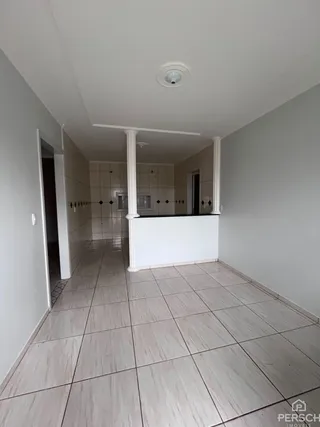 Corredor interno com piso de cerâmica e paredes brancas.