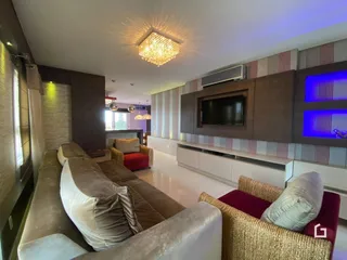 Sala de estar com sofás e painéis de madeira na residência.