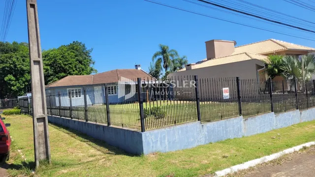 Fachada de uma residência com cerca e jardim em Lajeado, Brasil.