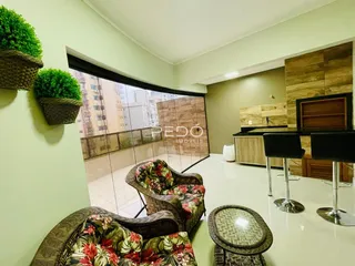 Sala de estar com vista para o exterior e parede de tijolos aparentes.