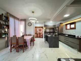 Ambiente de sala de jantar e cozinha em um imóvel moderno.