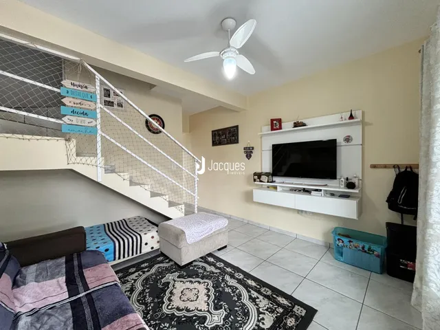 Quarto com escadaria e decoração de sala.