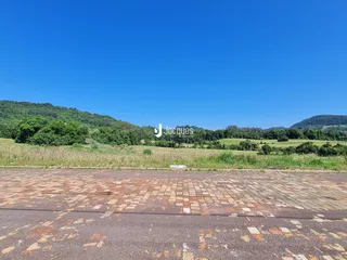 Vista da propriedade com paisagem rural e colinas verdes.