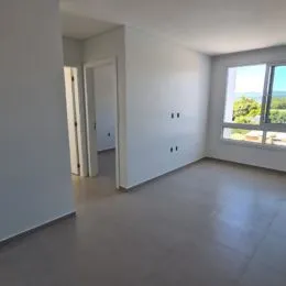 Ambiente interno com paredes brancas e piso claro.