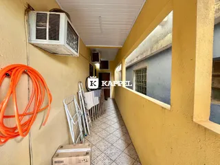 Foto de um corredor interno com piso de cerâmica e unidade de ar-condicionado visível.