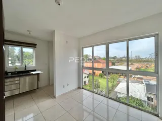 Uma sala de estar com grandes janelas que oferecem uma vista para o exterior.