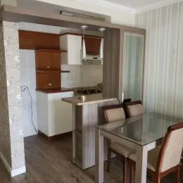 Foto de uma cozinha com armários de madeira e piso de madeira.