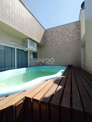 Vista da piscina e deck de madeira de uma propriedade em Lajeado.