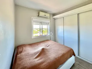 Foto de um quarto com cama e janela em um imóvel.
