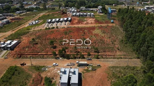 Vista aérea de um terreno em Lajeado, Brasil, com vegetação e algumas construções dispersas.