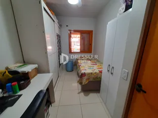 Quarto interno com armários e cama em um imóvel no Brasil.
