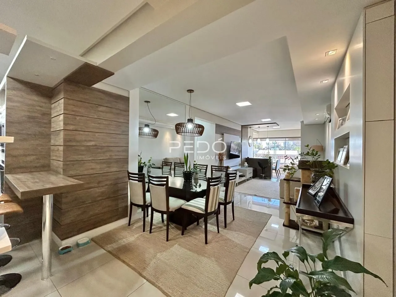 Interior de uma sala de jantar e estar moderna em um imóvel no Brasil.