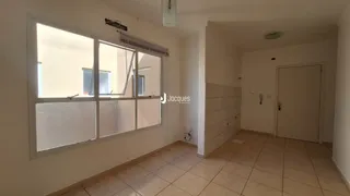 Vista interna de uma sala com grande janela.